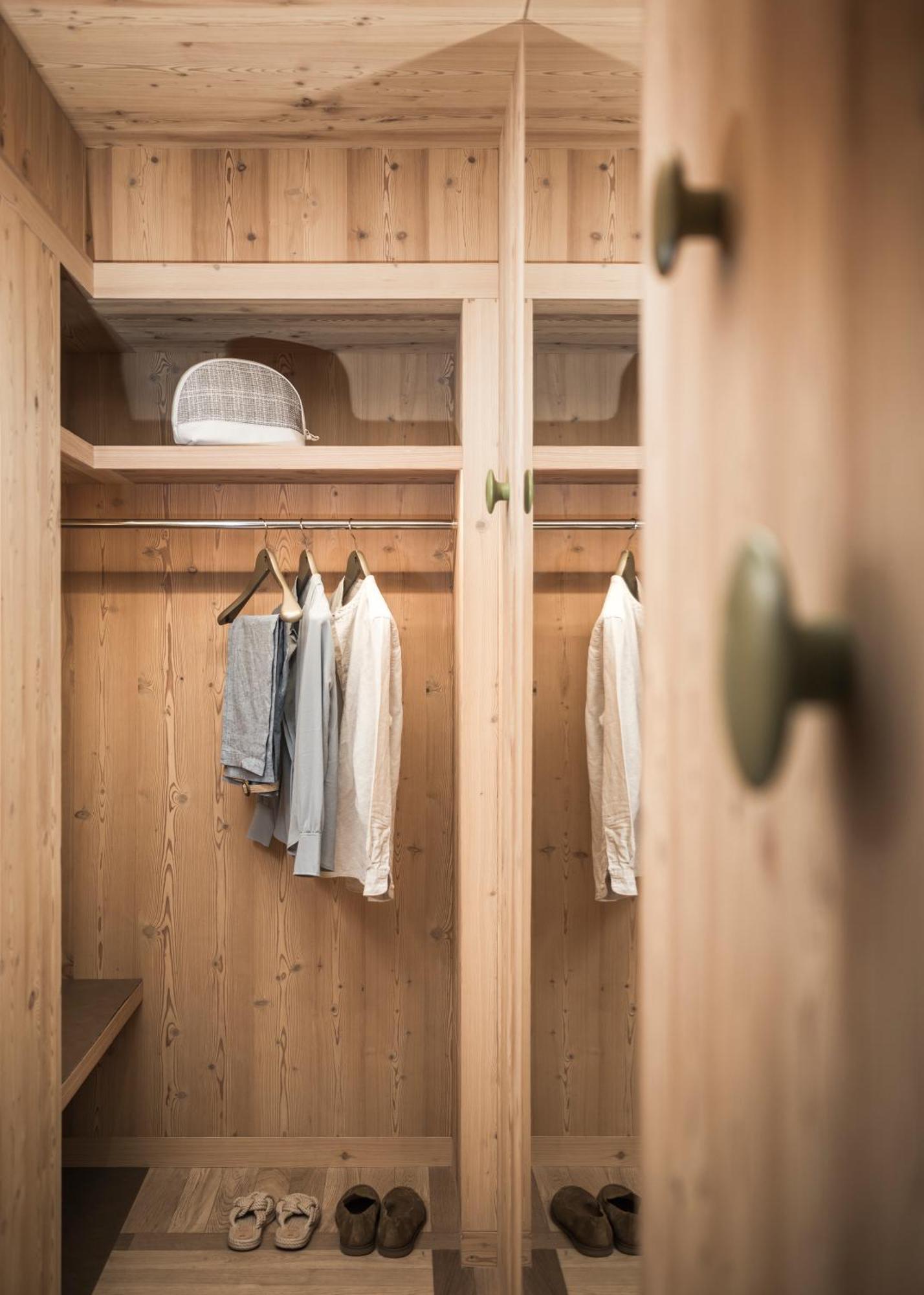 Falkensteiner Hotel Kronplatz - The Leading Hotels Of The World (Adults Only) 赖沙 客房 照片 A wardrobe