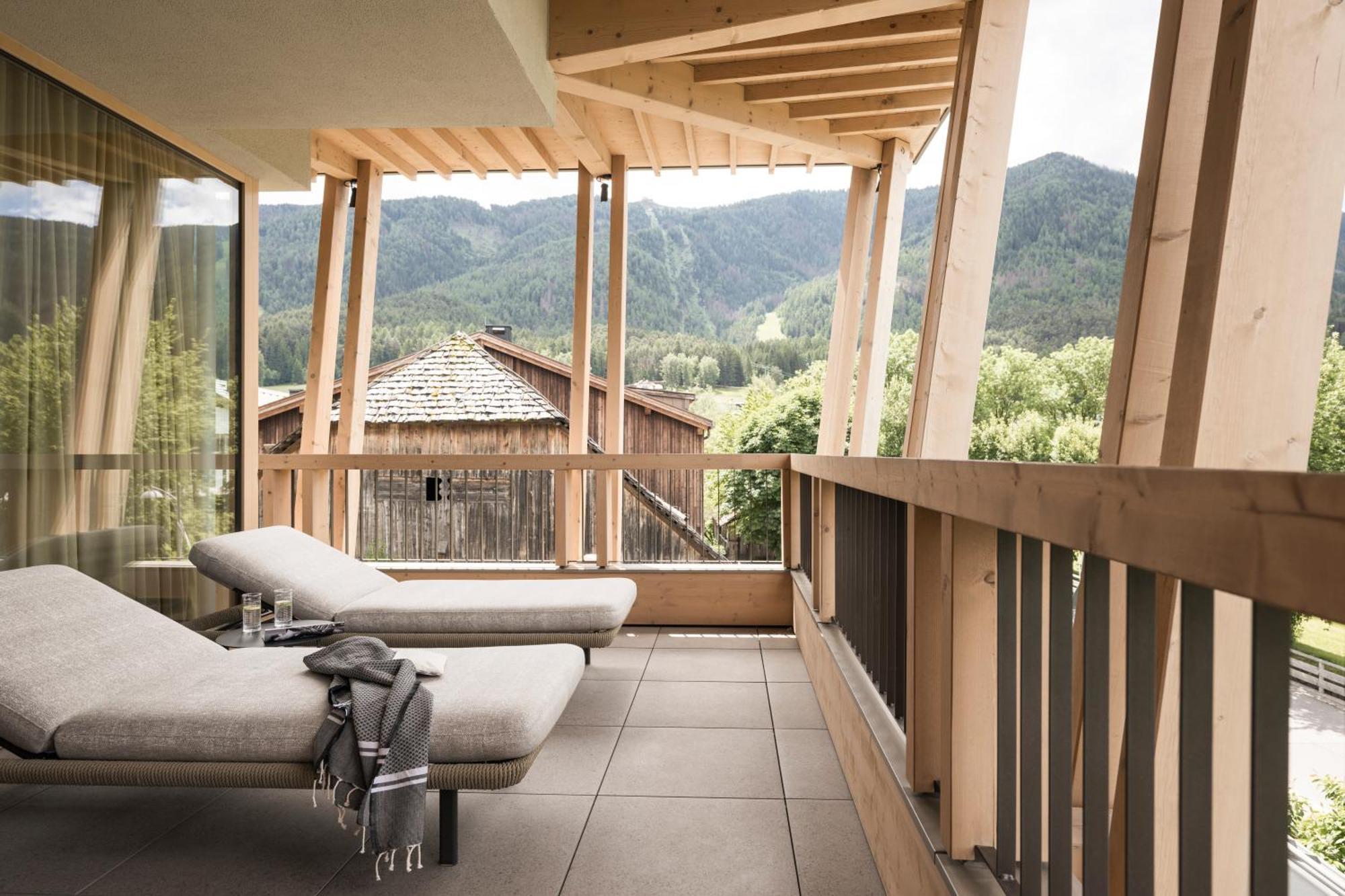 Falkensteiner Hotel Kronplatz - The Leading Hotels Of The World (Adults Only) 赖沙 外观 照片 The balcony of a suite