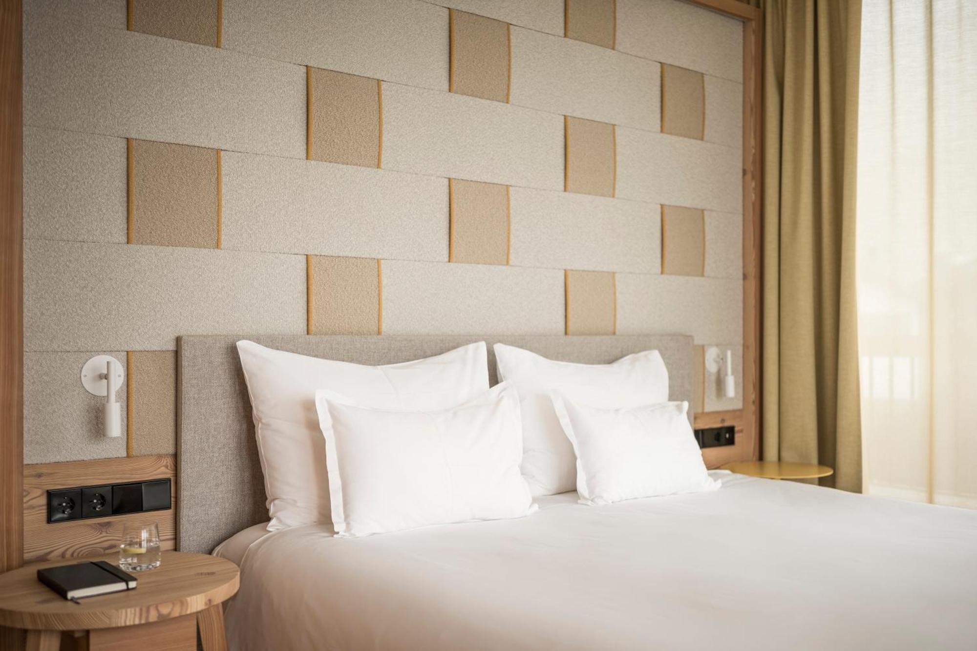 Falkensteiner Hotel Kronplatz - The Leading Hotels Of The World (Adults Only) 赖沙 外观 照片 A bedroom at the hotel