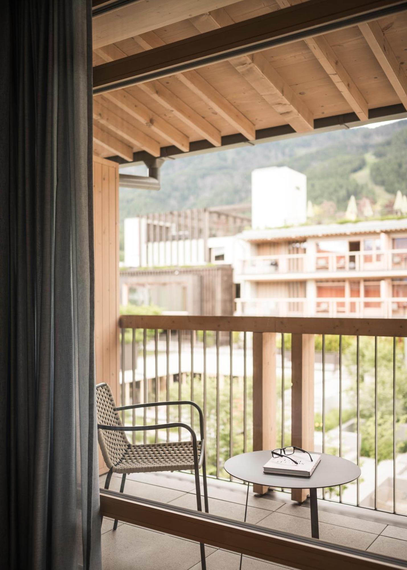 Falkensteiner Hotel Kronplatz - The Leading Hotels Of The World (Adults Only) 赖沙 客房 照片 A balcony