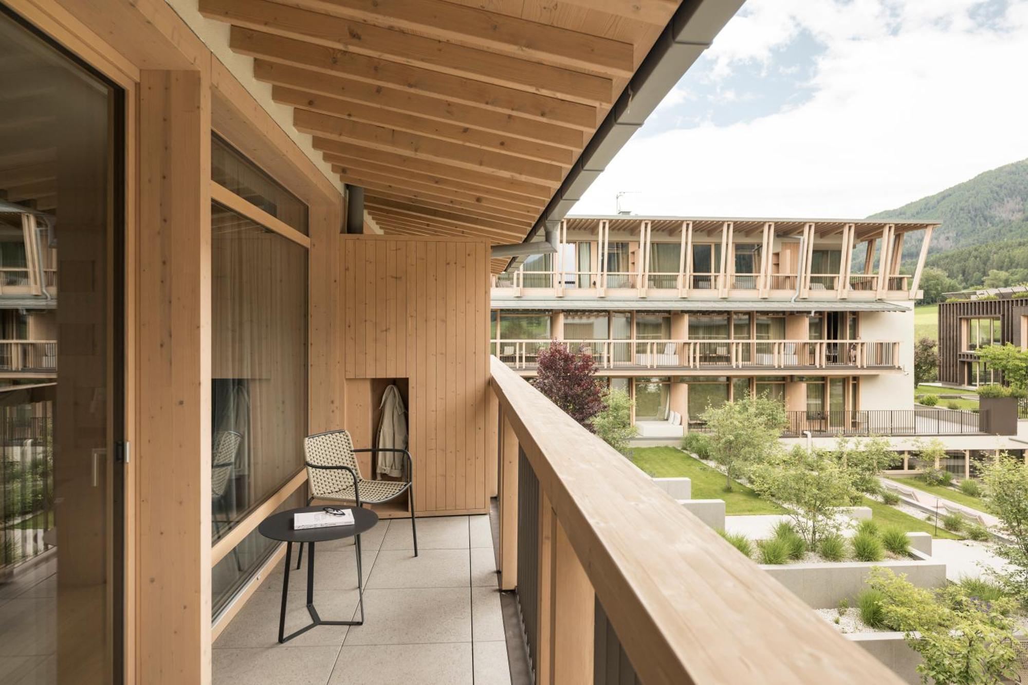 Falkensteiner Hotel Kronplatz - The Leading Hotels Of The World (Adults Only) 赖沙 外观 照片 The balcony of a room at the Hotel
