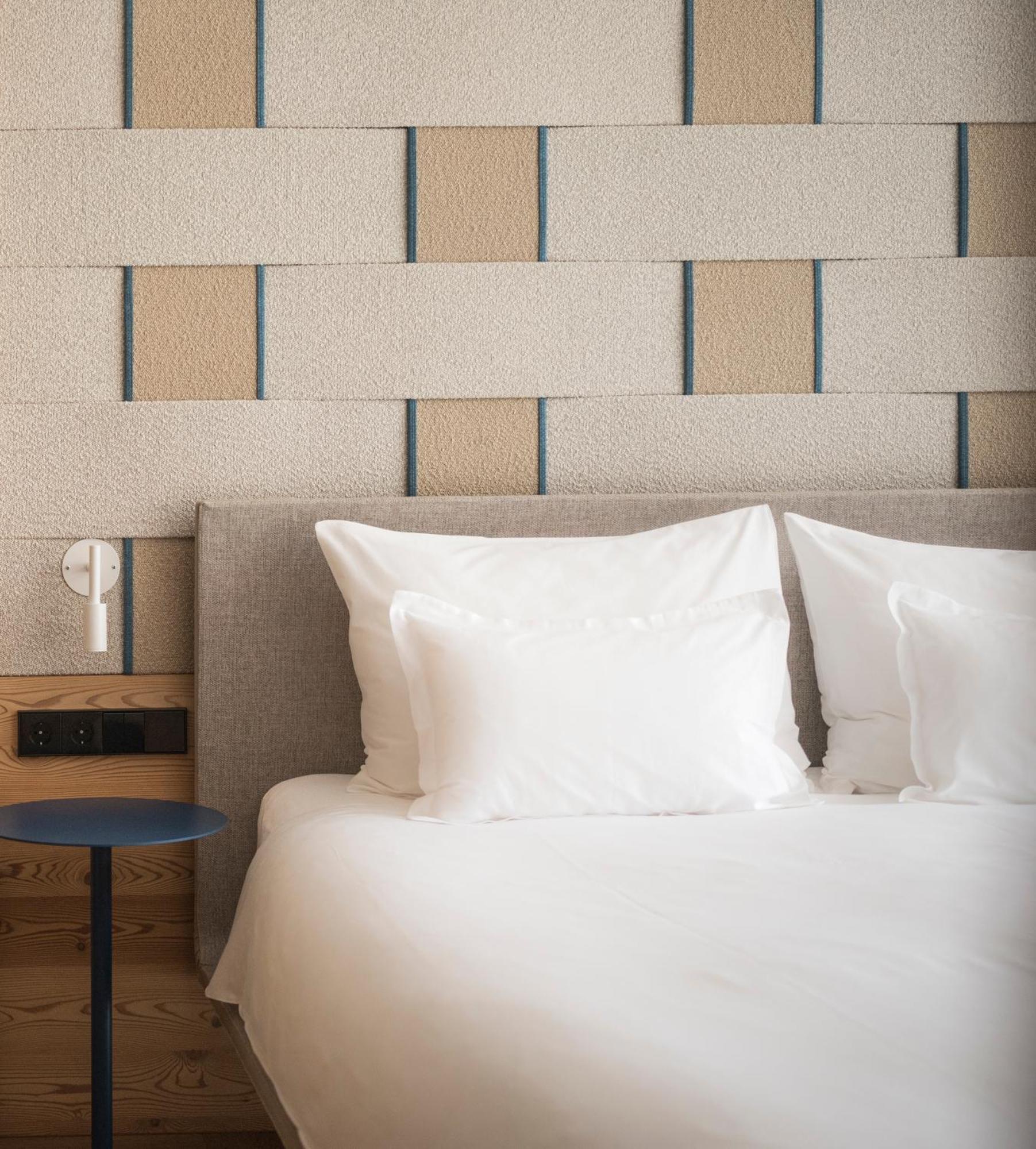 Falkensteiner Hotel Kronplatz - The Leading Hotels Of The World (Adults Only) 赖沙 客房 照片 A bed with two pillows