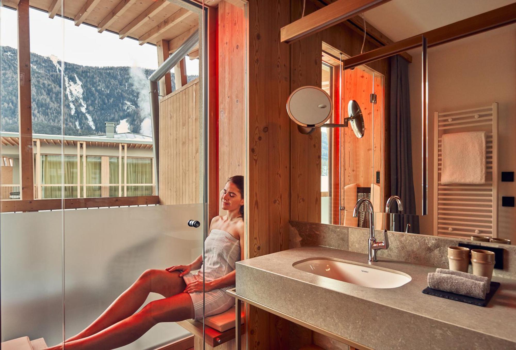 Falkensteiner Hotel Kronplatz - The Leading Hotels Of The World (Adults Only) 赖沙 客房 照片 A woman in a shower